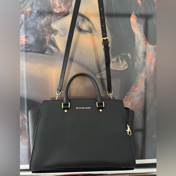 Merry Christmas 🎄🧑‍🎄 Michael Kors black bag, super clean, like new👌👌👌😍😍 - Picture 3 of 15